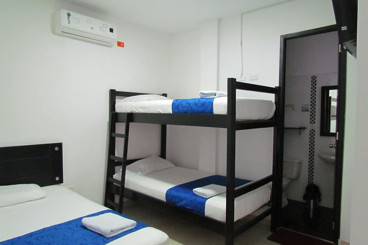 Eenvoudige driepersoonskamer, meerdere bedden | 1 slaapkamer, gratis wifi, beddengoed