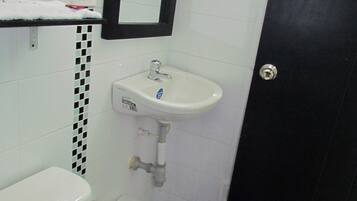 Ein Badezimmer mit Toilette, Waschbecken und Spiegel.