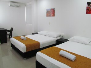 Habitación cuádruple | Wifi gratis y ropa de cama