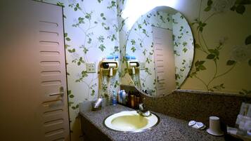 Bathtub dan shower terpisah dan perlengkapan mandi gratis