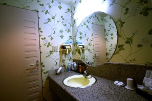 Badewanne und Dusche (separat), kostenlose Toilettenartikel