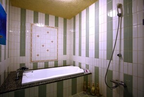 Separate tub and shower, free toiletries, hair dryer, slippers - Hotel Ohirune Racco HigashiOsaka -Adults Only (Higashi-osaka)