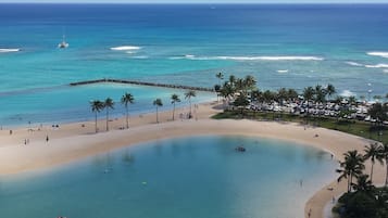 靠近海滩、白沙