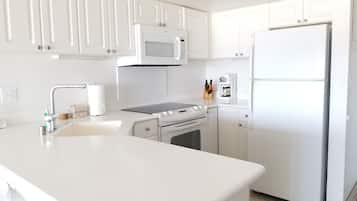 Kondo Deluks, dapur, pemandangan laut sebagian (No Daily Housekeeping) | Dapur pribadi | Lemari es besar, microwave, oven, dan kompor