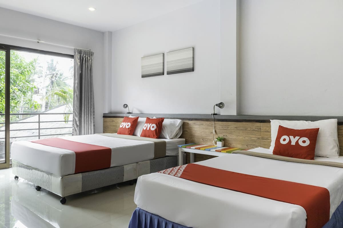 Deluxe Triple Room | Desk, soundproofing, WiFi (free), bed sheets