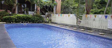 حمّام سباحة خارجي