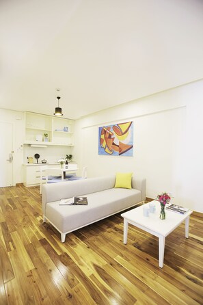 Kjøleskap, vannkoker, rengjøringsutstyr og papirhåndklær