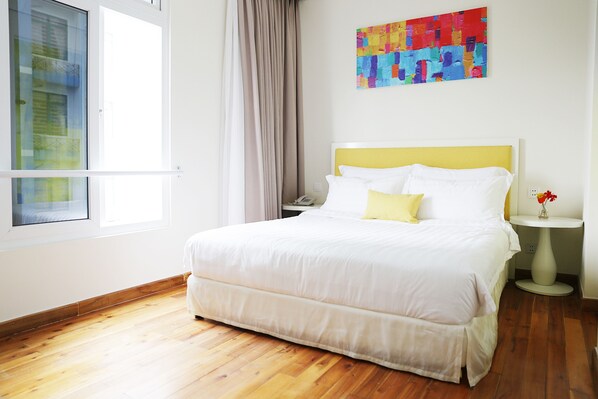 Minibar, safe på rommet, skrivebord og lydisolert