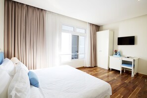 Een minibar, een kluis op de kamer, een bureau, geluiddichte muren