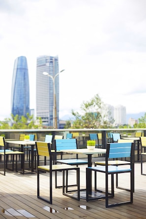 2 restaurants; breakfast, lunch, and dinner served - Palmier Hotel (Da Nang)