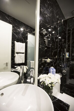 Designer toiletries, hair dryer, bathrobes, slippers - Palmier Hotel (Da Nang)