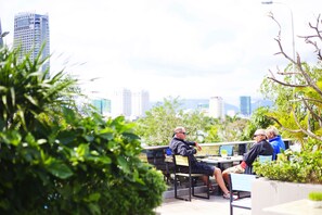 2 restauranter, frokost, lunsj og middag serveres, internasjonale retter