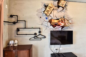 Premium bedding, desk, blackout curtains, iron/ironing board - Wikid Design Hotel (Tainan)