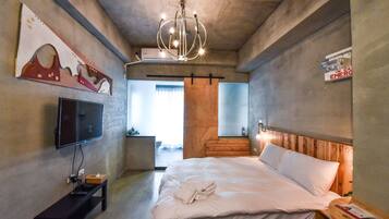 クラシック ダブルルーム バルコニー | 高級寝具、デスク、遮光カーテン、アイロン / アイロン台