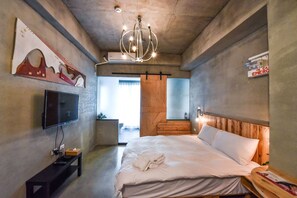 Premium bedding, desk, blackout curtains, iron/ironing board - Wikid Design Hotel (Tainan)