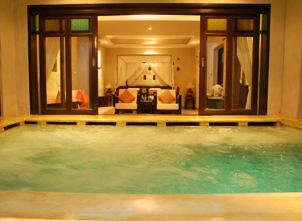 Romantic Villa with Jacuzzi | 迷你吧、客房内保险箱、办公桌、折叠床/加床（额外收费）