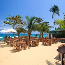 Petit déjeuner, déjeuner et dîner servis sur place, vue sur la plage