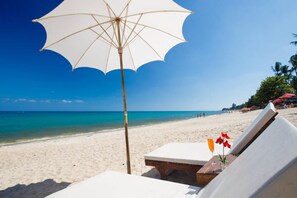 Privatstrand in der Nähe, Liegestühle, Sonnenschirme, Strandtücher