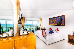 Superior Room, Sea View | Peti besi dalam bilik, meja, langsir/tirai gelap terus 