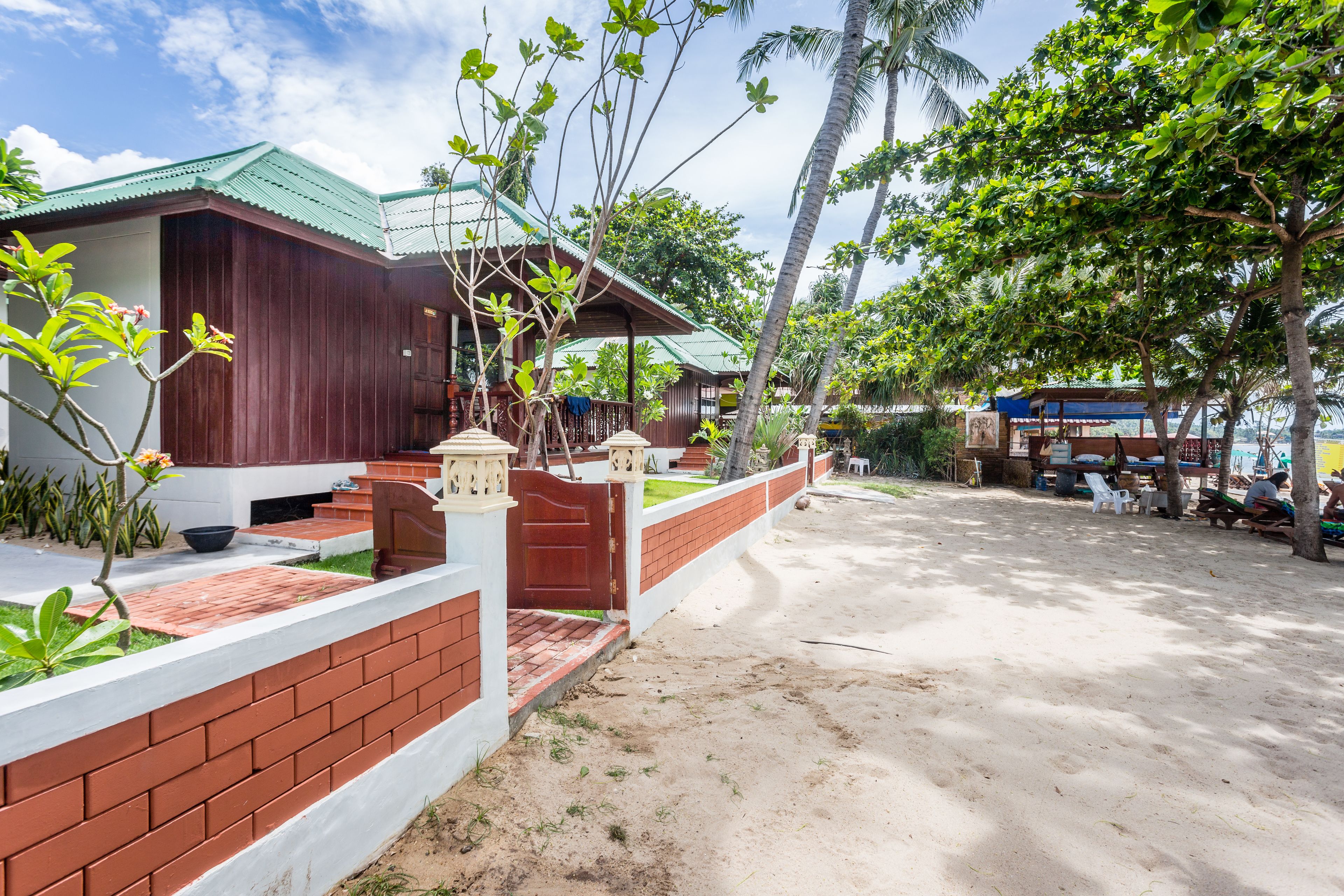 bungalow, beachfront | 1 bedroom, in-room safe, desk, blackout curtains