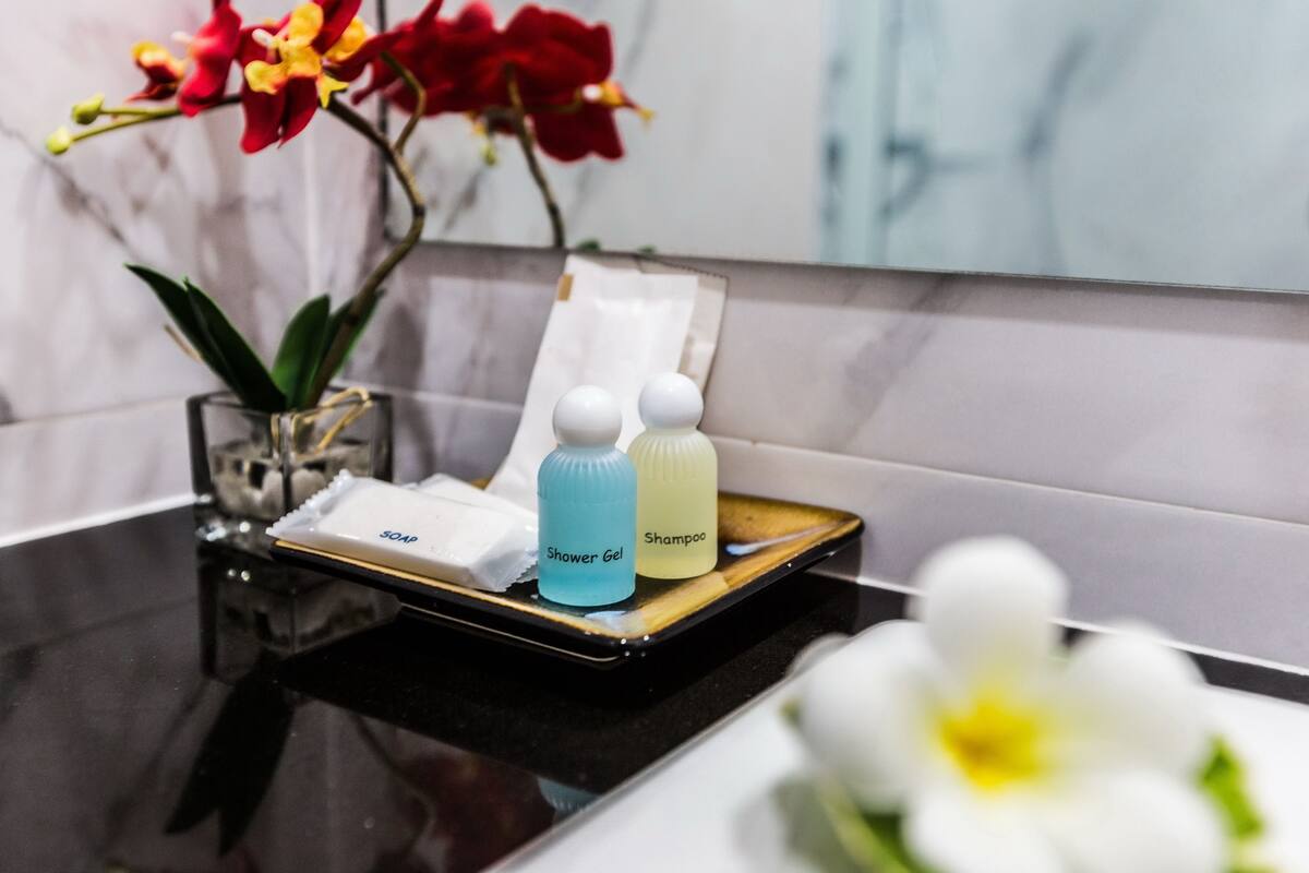 superior room, sea view | bathroom | combined shower/bathtub, free toiletries, hair dryer, bathrobes