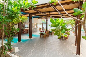 Bar (trong khuôn viên)