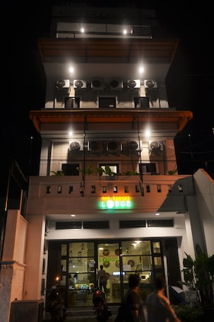 Fachada de la propiedad por la tarde o noche
