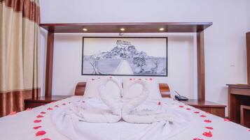 Chambre Familiale, vue lac | Literie de qualité supérieure, minibar, coffres-forts dans les chambres