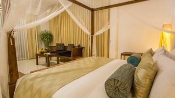 Phòng Suite | Minibar, két bảo mật tại phòng, bàn, màn/rèm cản sáng