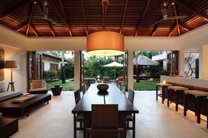 Villa, 5 chambres, piscine privée | Coin séjour
