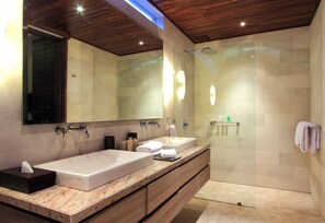 Vila, 3 quartos, piscina particular | Banheiro | Chuveiro, produtos de toalete grátis, secador de cabelo, chinelos