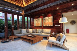 Vila, 3 quartos, piscina particular | Área de estar | TV de tela plana