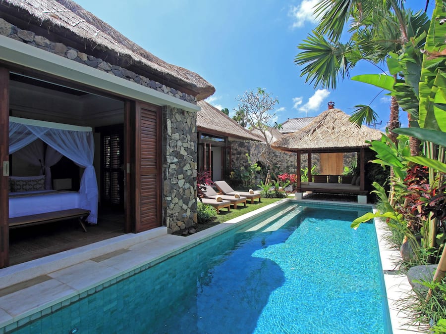 Piscine extérieure, parasols de plage, chaises longues