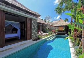 Piscina externa, guarda-sóis, espreguiçadeiras