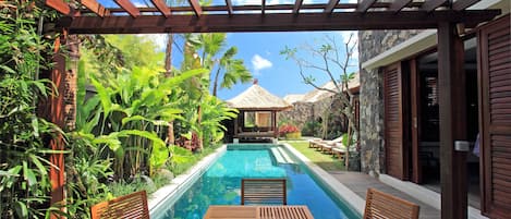 Piscine extérieure, parasols, chaises longues