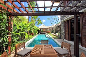 Outdoor pool, pool umbrellas, pool loungers - Villa Suar Drupadi (Seminyak)