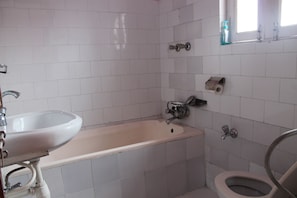 Standard Room, Smoking, Mountain View | Bathroom