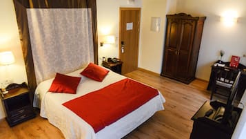 Caixa forta a l'habitació, escriptori i cortines opaques