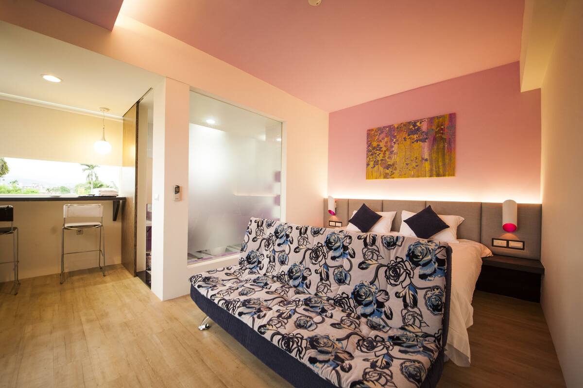 Raspberry Cheese Double Room | Minibar, individually decorated, desk, free WiFi