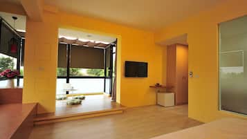 Quarto quádruplo, 2 camas Queen | Frigobar, individualmente decorados, escrivaninha, Wi-Fi de cortesia