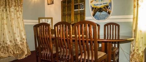 Det finns frukost, lunch och middag