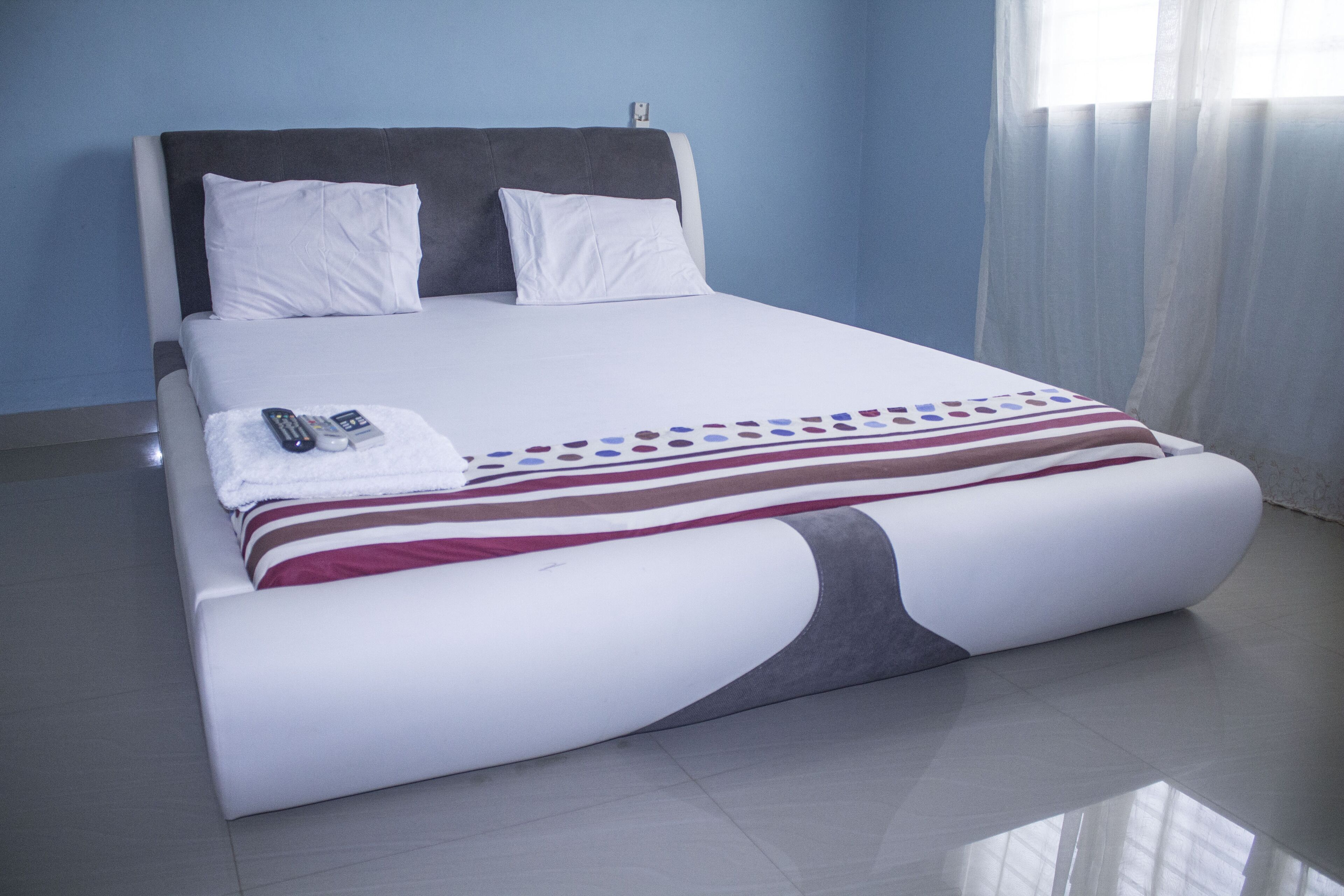 6 bedrooms, premium bedding, down comforters, memory foam beds