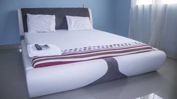 6 bedrooms, premium bedding, down comforters, memory foam beds