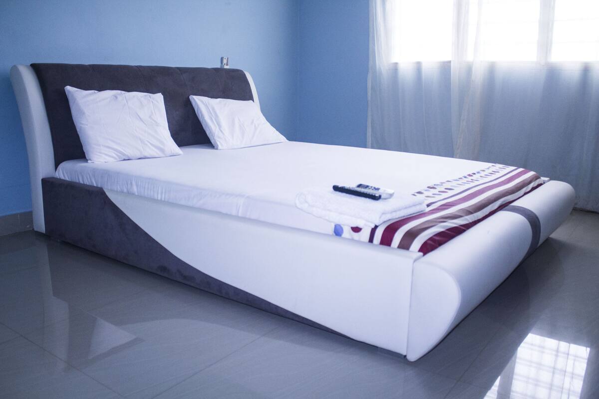 6 bedrooms, premium bedding, down comforters, memory foam beds