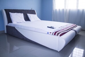 6 bedrooms, premium bedding, down duvets, memory-foam beds - Adinkra Lodge (Accra)