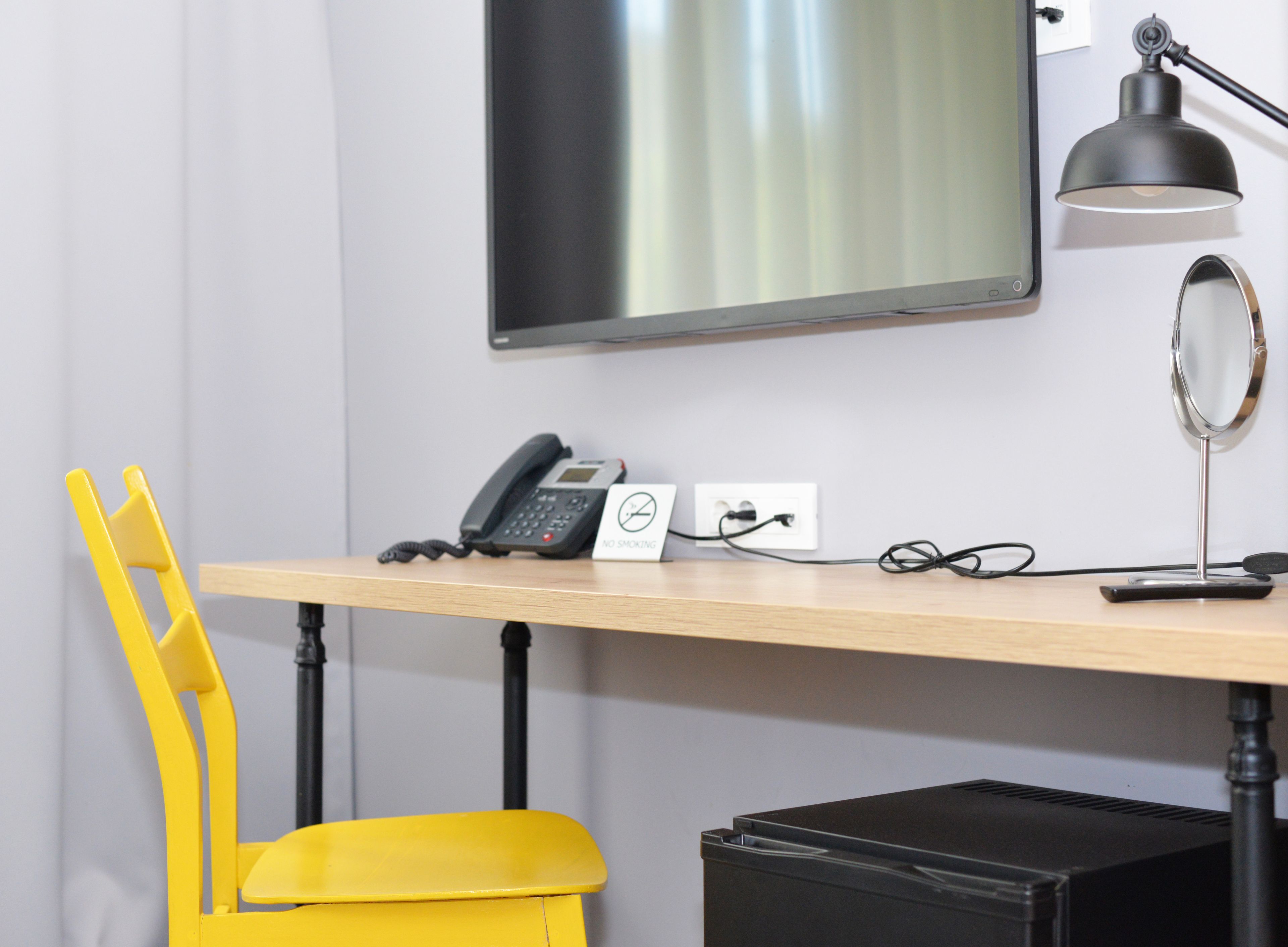 single room | in-room safe, desk, soundproofing, free wifi