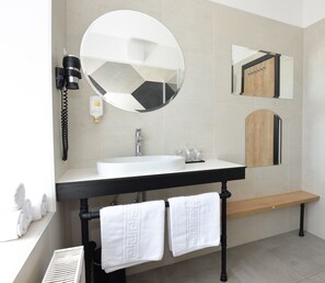 Triple Room | Bathroom | Free toiletries, hair dryer, towels