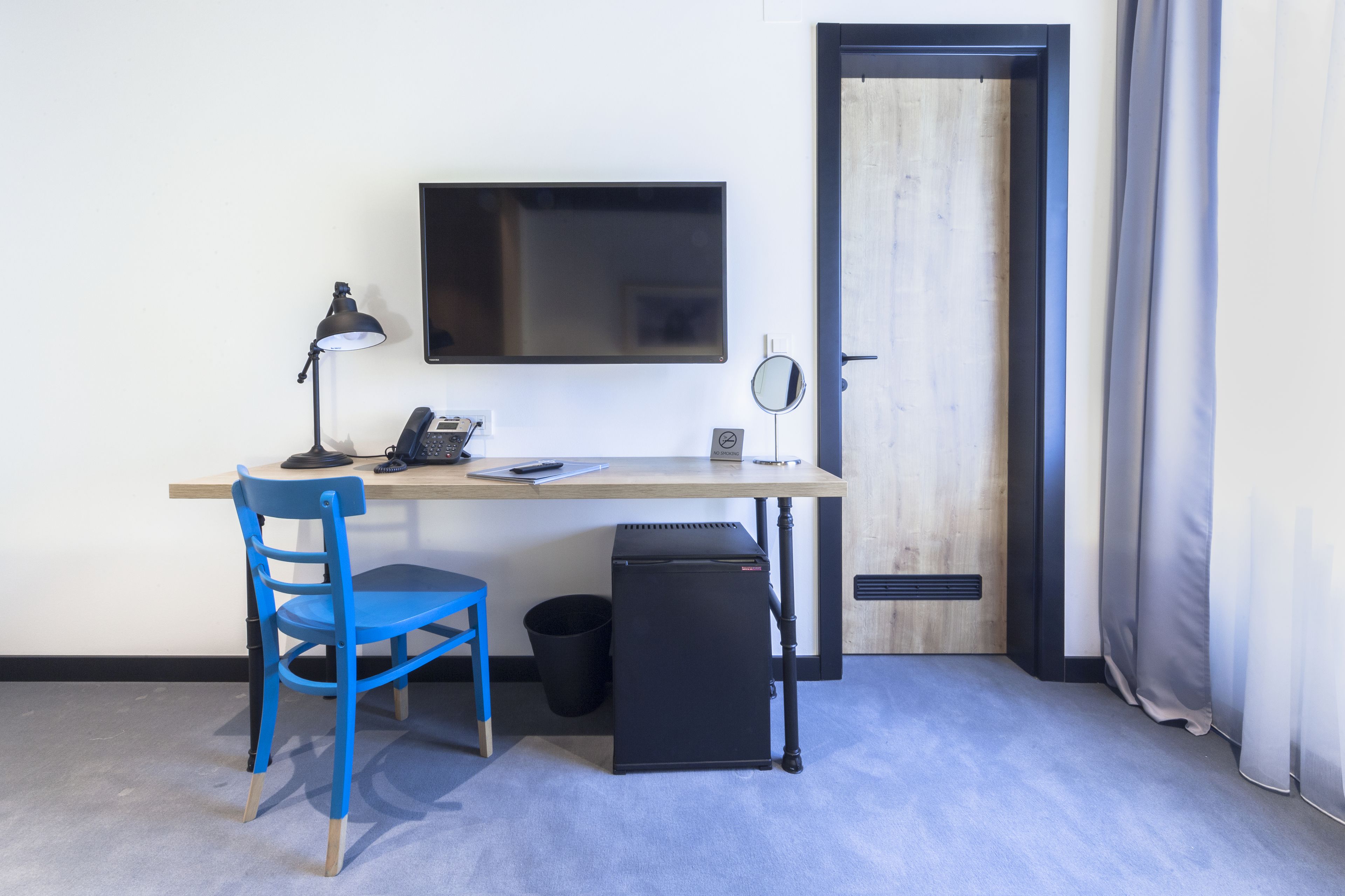 superior double room | living room | flat-screen tv