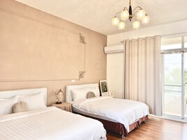 舒适四人房 | 办公桌、隔音、免费 WiFi、床单