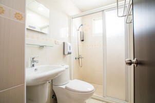Duş, ücretsiz banyo/kozmetik ürünleri, saç kurutma makinesi, terlik